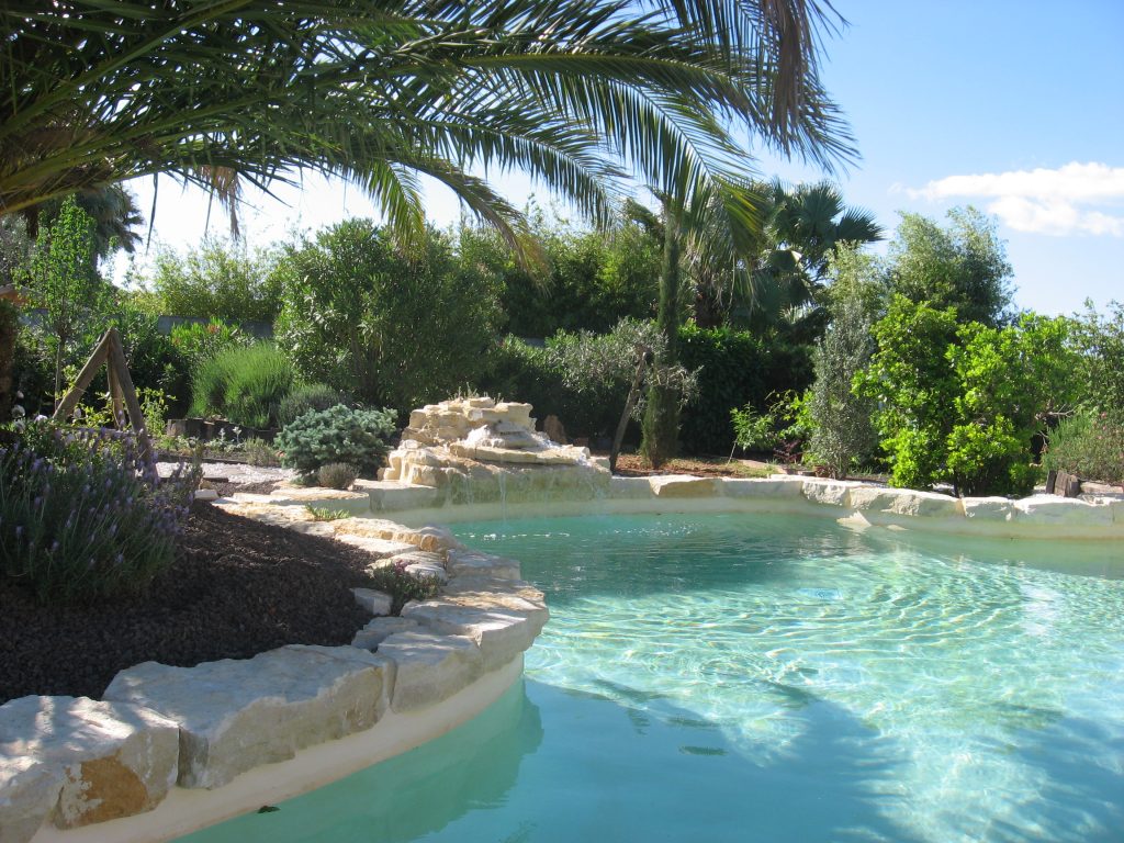 piscine exterieure fontaine pierre