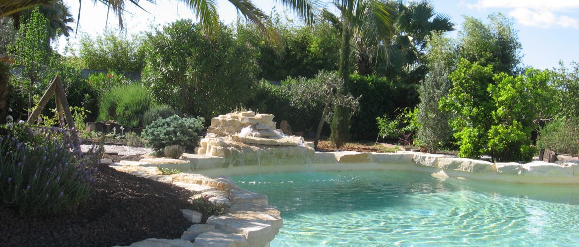 piscine exterieure fontaine pierre